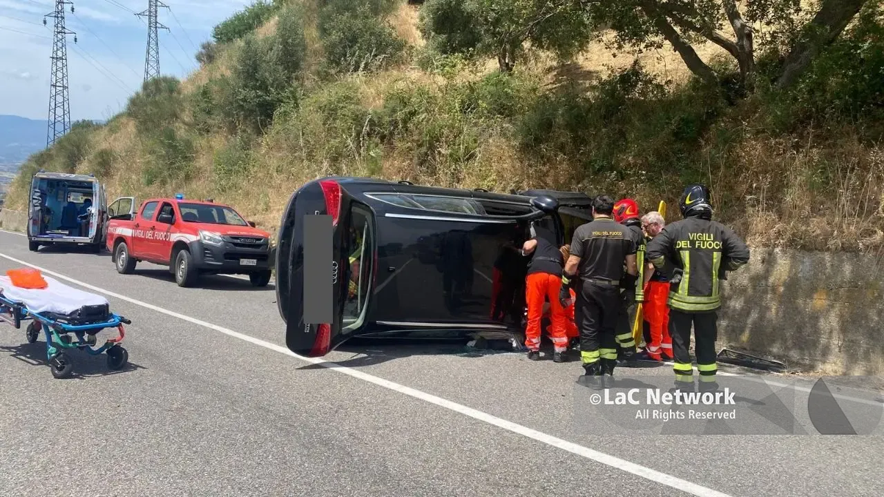 Auto si ribalta sulla Statale 660 ad Acri, ferita una donna: illeso il conducente\n