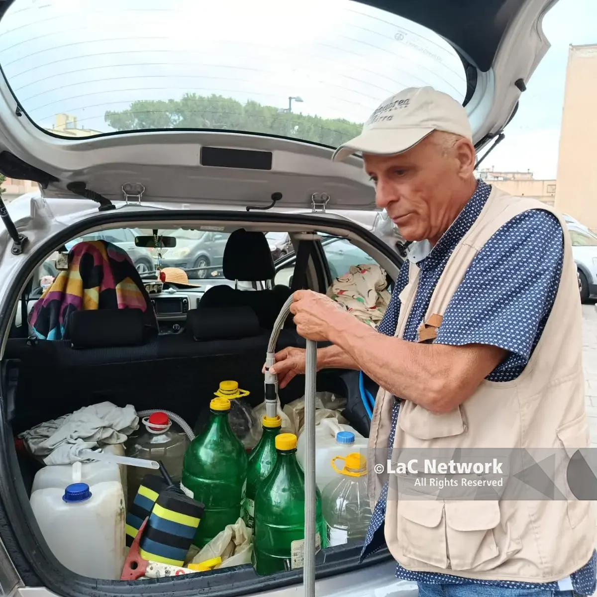 Vibo, da un mese fa la spola tra casa e Comune per riempire le taniche d'acqua: la faticosa routine di un 70enne trapiantato\n