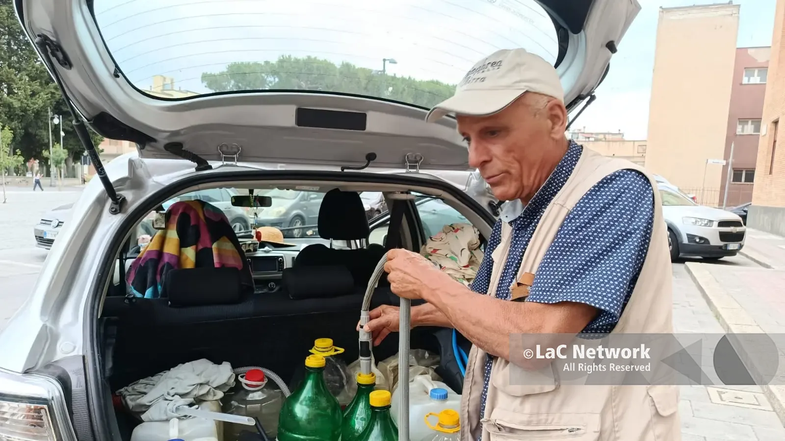 Il signor Tavella intento a rifornirsi d\\'acqua al Municipio