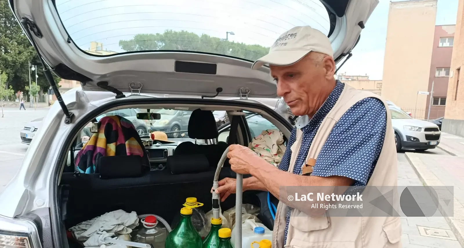 Vibo, da un mese fa la spola tra casa e Comune per riempire le taniche d'acqua: la faticosa routine di un 70enne trapiantato\n
