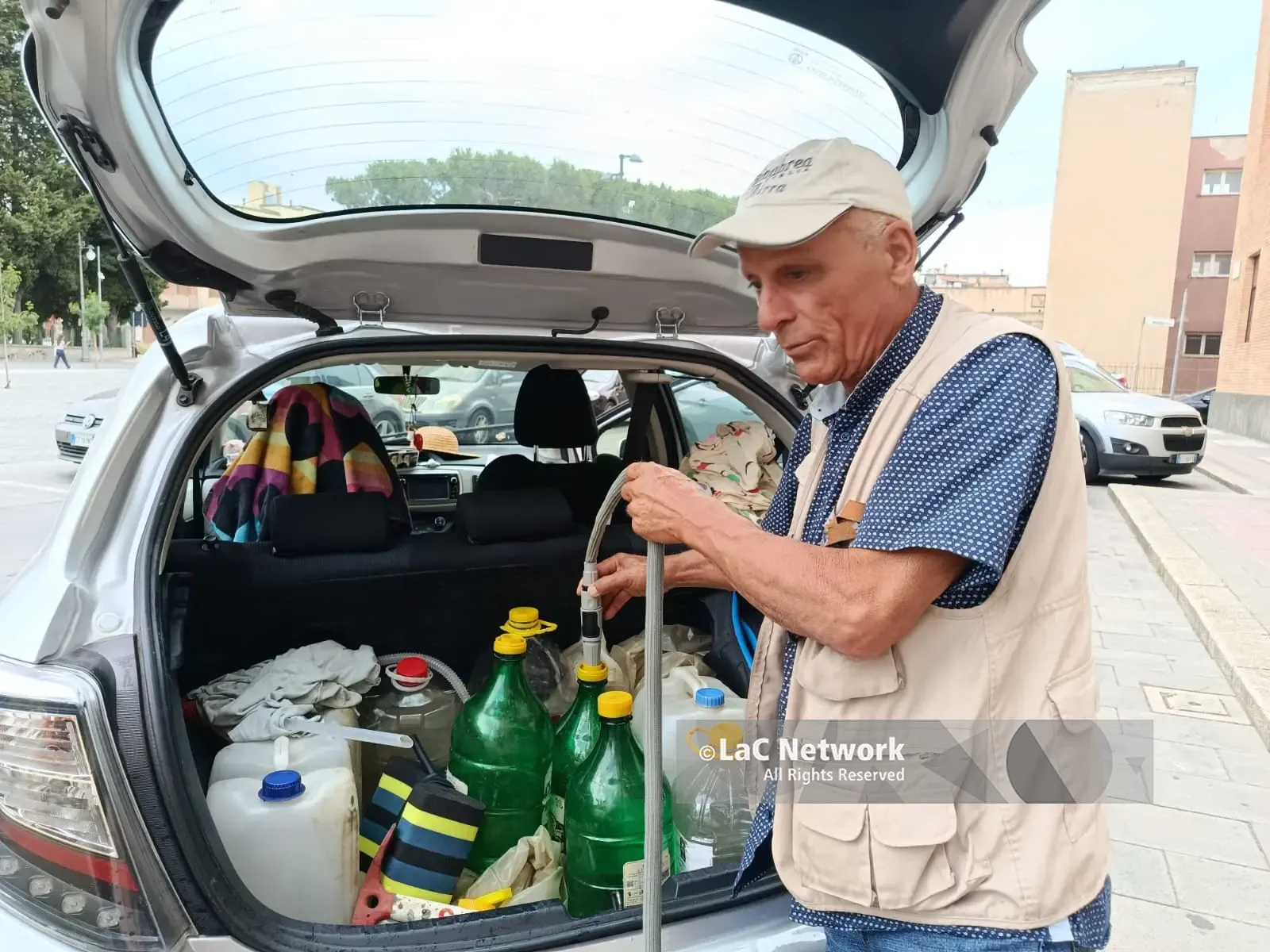 Vibo, da un mese fa la spola tra casa e Comune per riempire le taniche d'acqua: la faticosa routine di un 70enne trapiantato