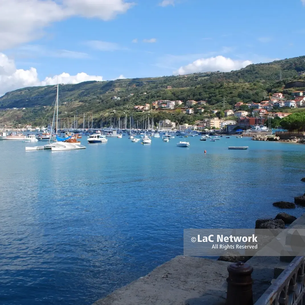 Vibo Marina si accende con il “Light Fest”: un palcoscenico sul mare tra giochi di luci e tanta\u00A0musica\n