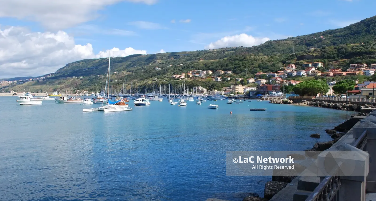 <p>Vibo Marina si accende con il “Light Fest”: un <span style=\"color:hsl(0, 75%, 60%);\">palcoscenico sul mare</span> tra giochi di luci e tanta musica</p>