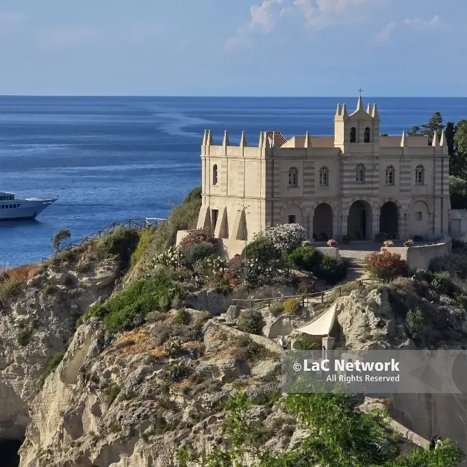<p><span style=\"color:hsl(0,75%,60%);\">Da Tropea a Scilla</span> il turismo corre e la Calabria aspetta un'estate da record: «Più di 9,5 milioni di visitatori»</p>