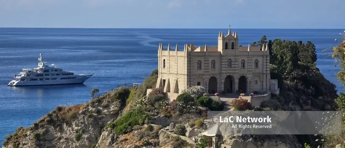 Da Tropea a Scilla\u00A0il turismo corre e la Calabria aspetta un’estate da record: «Più di 9,5 milioni di visitatori»\n