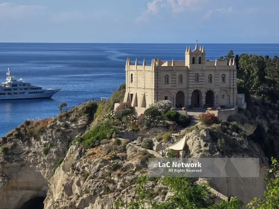 Da Tropea a Scilla il turismo corre e la Calabria aspetta un’estate da record: «Più di 9,5 milioni di visitatori»