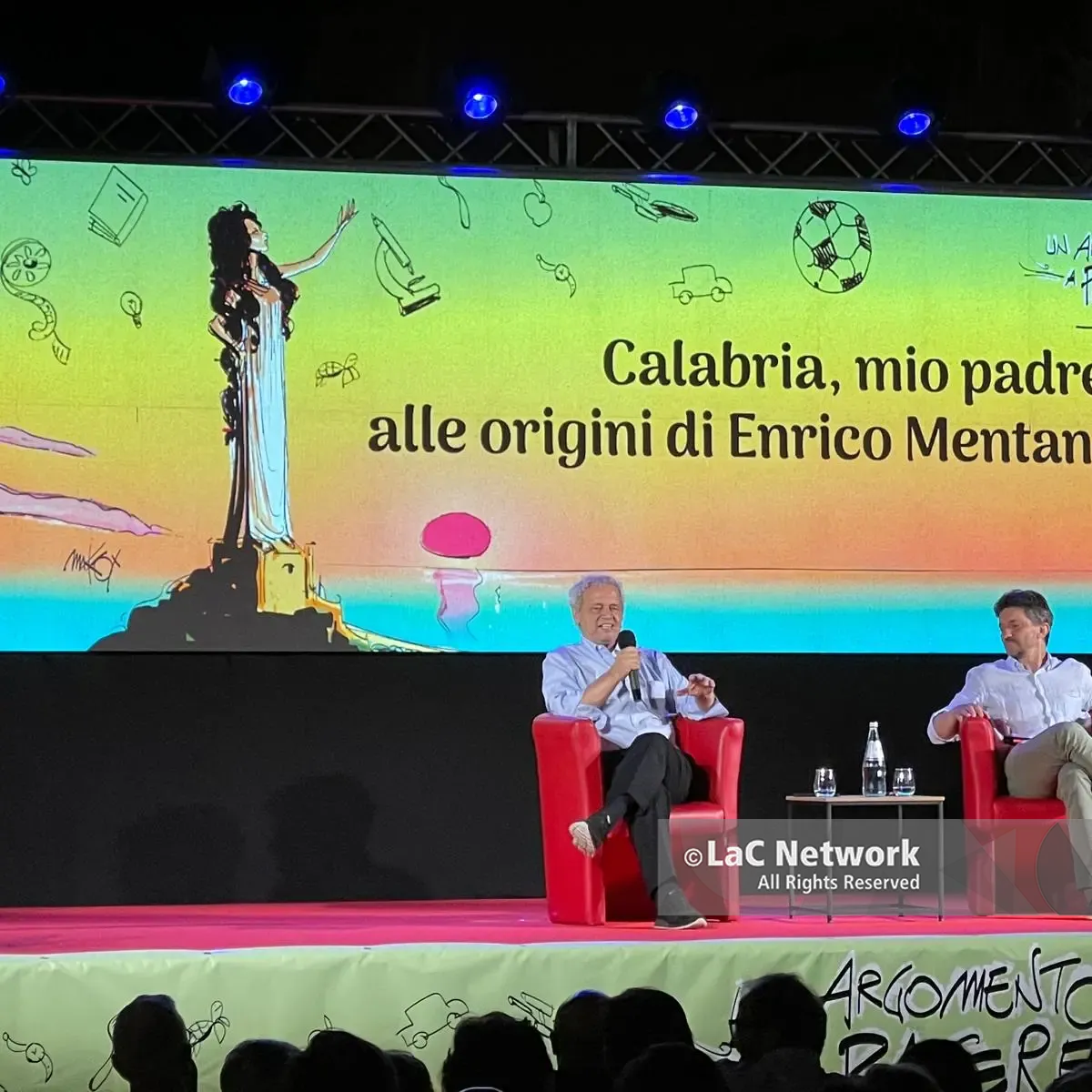<p>Roccella, il ritorno di Mentana alla riscoperta delle origini: «Vi dico quali sono le vere malattie della Calabria»</p>