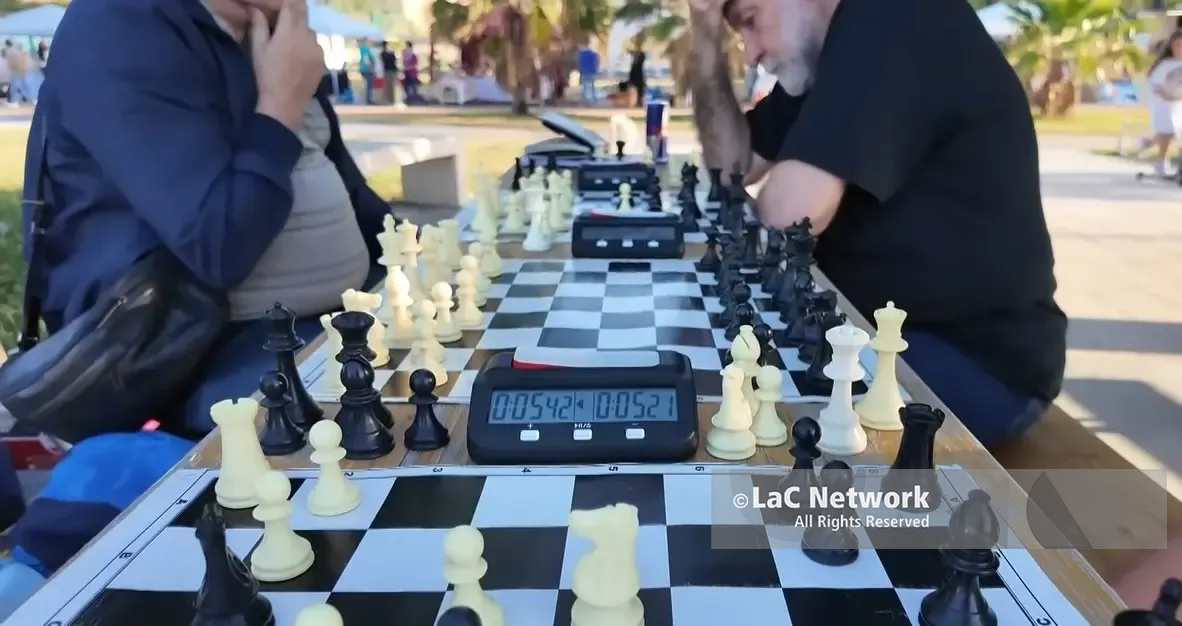 Passione scacchi: da Catanzaro l'impegno dell'istruttore federale Leone per riscoprire il fascino tattile del gioco\n