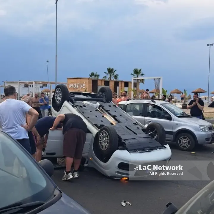 Rossano, auto si ribalta sul lungomare a Sant’Angelo: ferita una settantenne\n\u00A0\n
