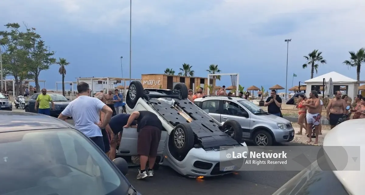 Rossano, auto si ribalta sul lungomare a Sant’Angelo: ferita una settantenne\n\u00A0\n