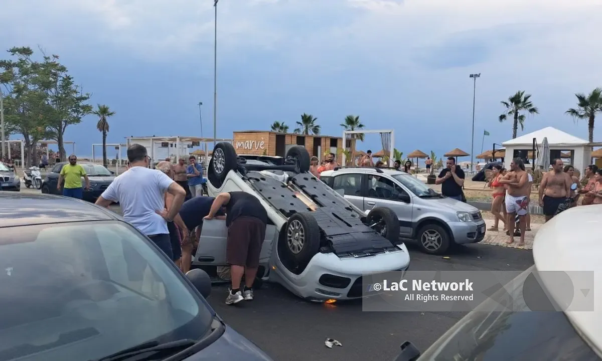 Rossano, auto si ribalta sul lungomare a Sant’Angelo: ferita una settantenne\n\u00A0\n