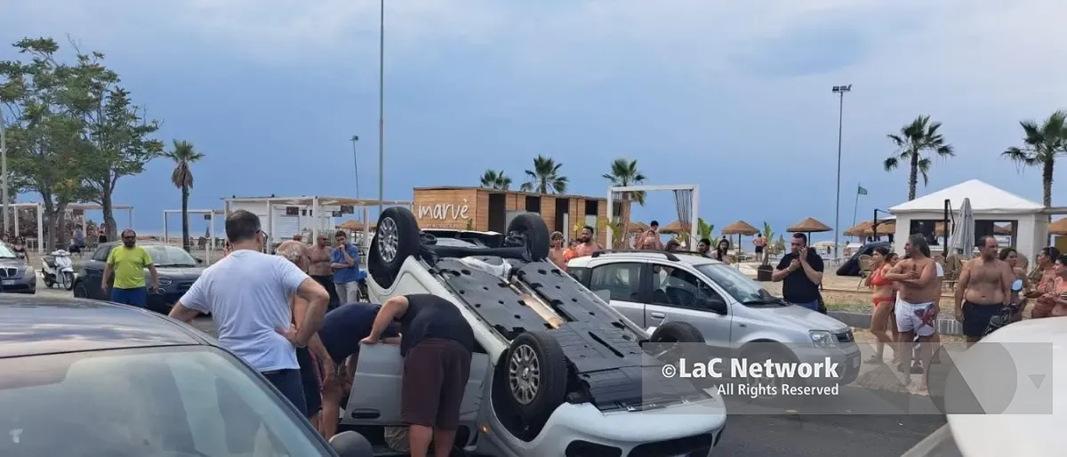 Rossano, auto si ribalta sul lungomare a Sant’Angelo: ferita una settantenne\n\u00A0\n