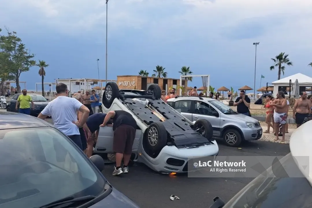 Rossano, auto si ribalta sul lungomare a Sant’Angelo: ferita una settantenne\n\u00A0\n