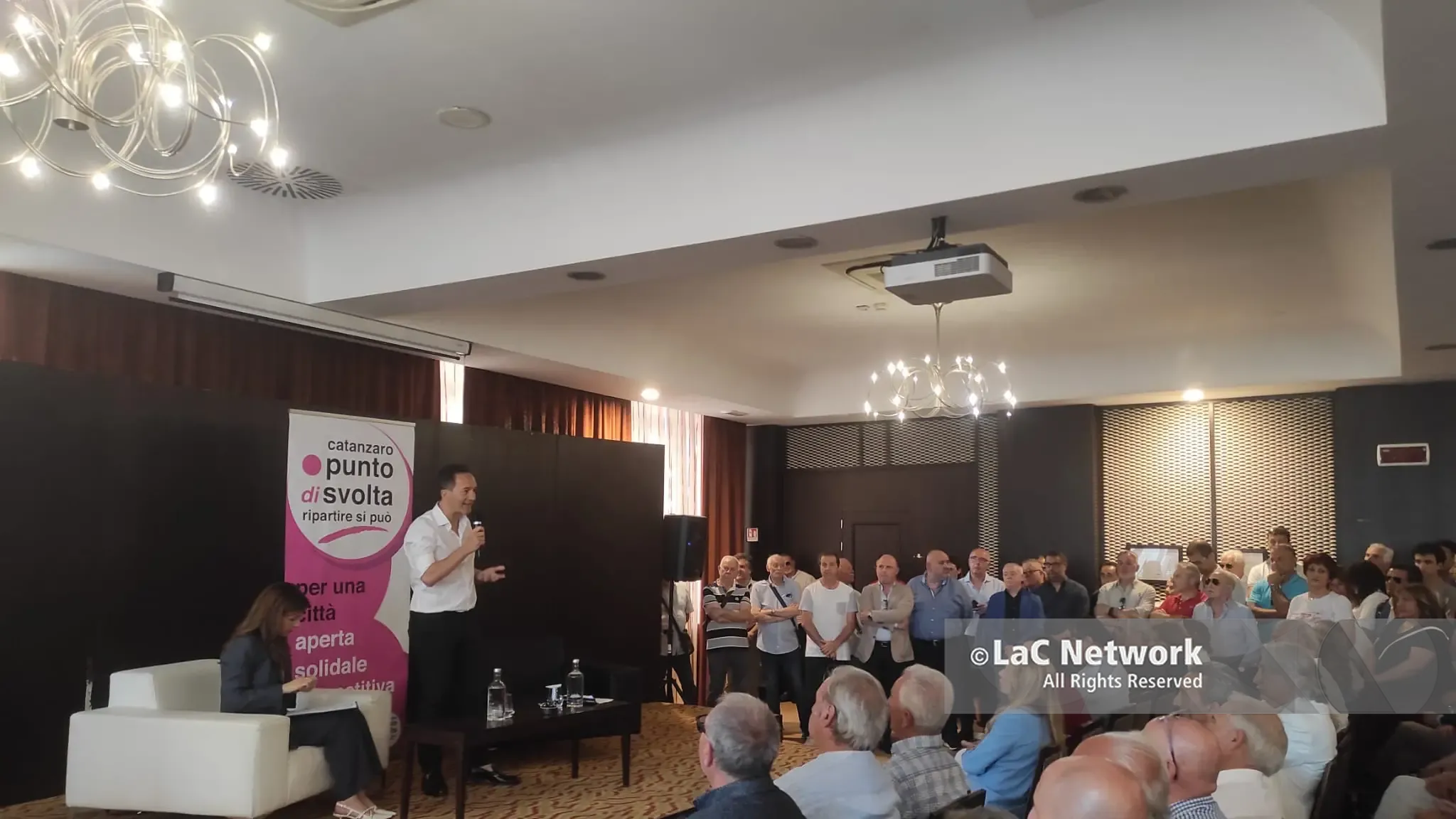 <p>Catanzaro, sala gremita per il debutto del <span style=\"background-color:hsl(0, 0%, 100%);color:hsl(0, 75%, 60%);\">movimento di Pitaro</span>: nel centrosinistra nasce un nuovo fronte per le Comunali</p>