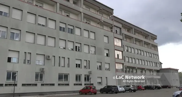 Serra, cade e si rompe il ginocchio ma l’ambulanza più vicina è a Palmi: «Qui rischiamo le penne»\n