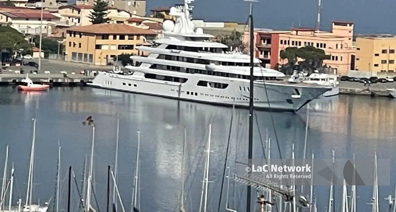 Il Boardwalk entra nel porto di Vibo Marina: arrivato lo yacht dell’ambasciatore Usa Fertitta -\u00A0FOTO\n