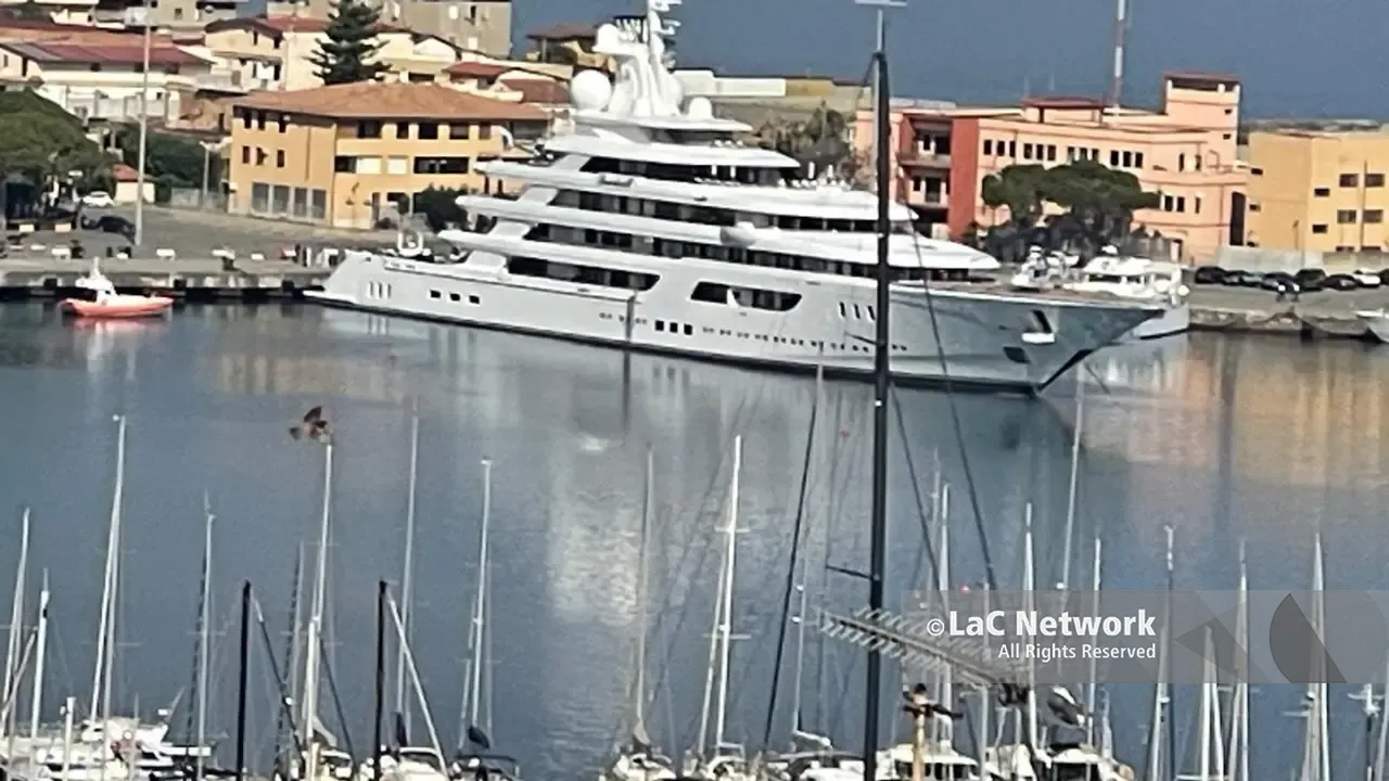 Il Boardwalk entra nel porto di Vibo Marina: arrivato lo yacht dell’ambasciatore Usa Fertitta -\u00A0FOTO e VIDEO\n