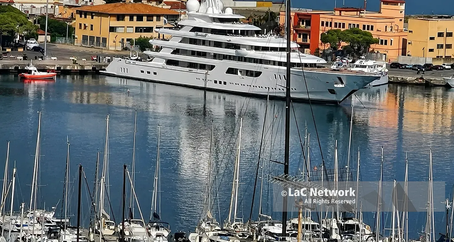 Il Boardwalk entra nel porto di Vibo Marina: arrivato lo yacht dell’ambasciatore Usa Fertitta -\u00A0FOTO e VIDEO\n