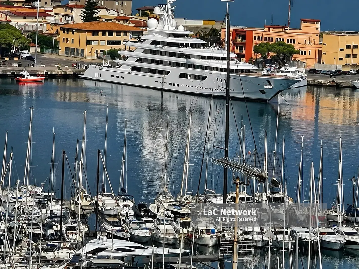 Il Boardwalk entra nel porto di Vibo Marina: arrivato lo yacht dell’ambasciatore Usa Fertitta -\u00A0FOTO e VIDEO\n