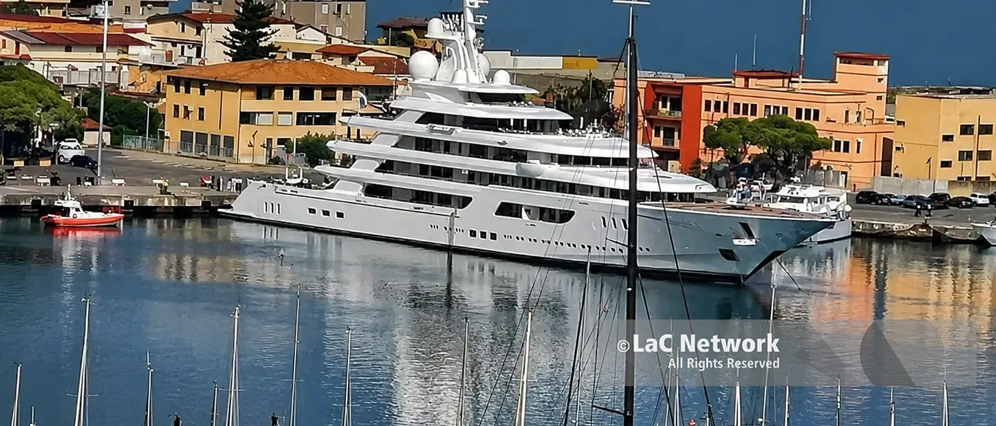 Il Boardwalk entra nel porto di Vibo Marina: arrivato lo yacht dell’ambasciatore Usa Fertitta -\u00A0FOTO e VIDEO\n