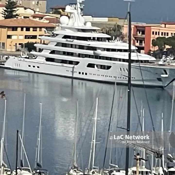 Il mega-yacht dell’ambasciatore Fertitta a Vibo Marina tra sfilate patriottiche e commenti social al vetriolo\n
