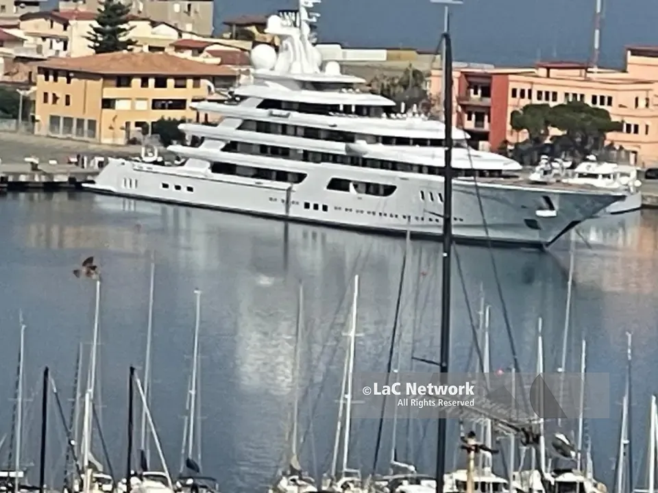 Il mega-yacht dell’ambasciatore Fertitta a Vibo Marina tra sfilate patriottiche e commenti social al vetriolo
