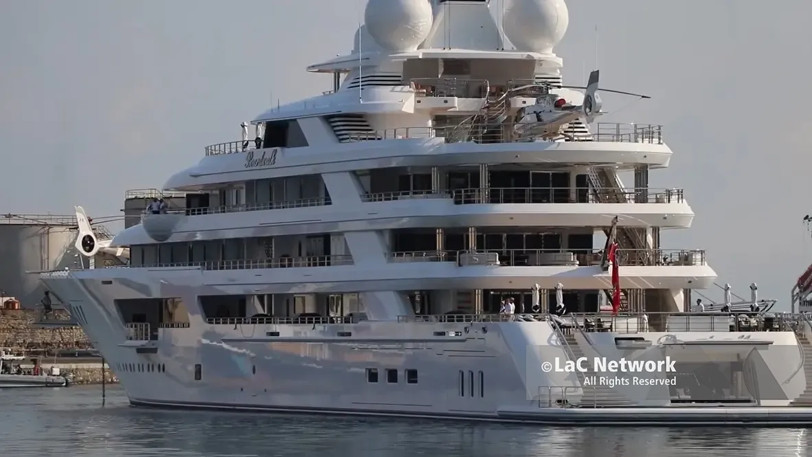 L\\'arrivo dello yacht a Vibo Marina