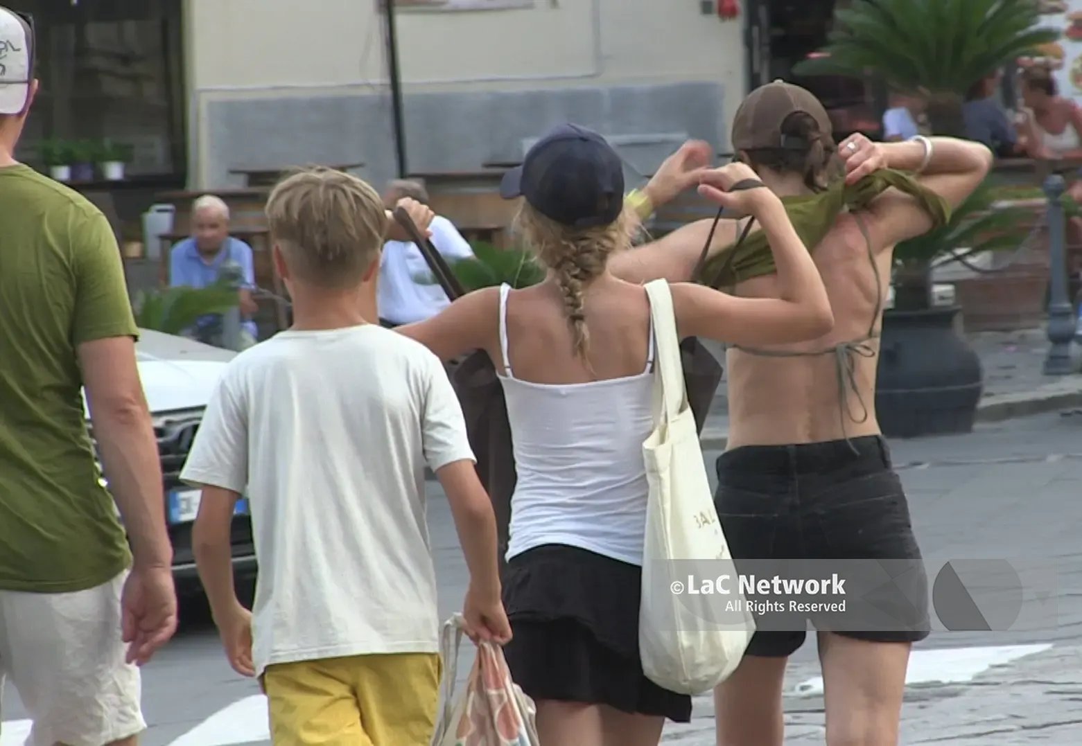 Tropea, torna il sindaco-sceriffo: stretta su bikini, panini in strada e treccine afro. Macrì: «Così restituiamo decoro alla città»\n
