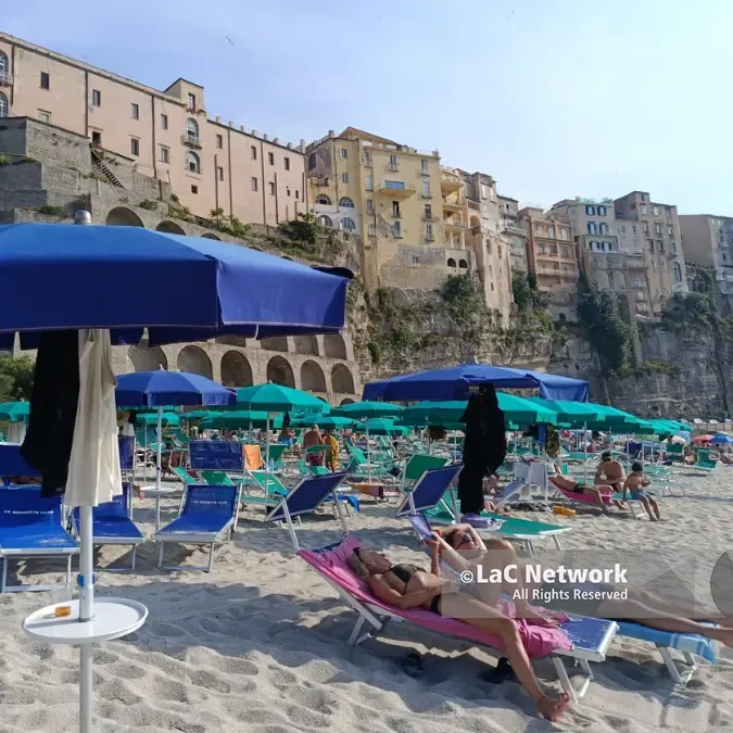 Ombrellone mio, quanto mi costi! I prezzi a luglio e agosto nel Vibonese: a Tropea fino a 70 euro in prima fila\n