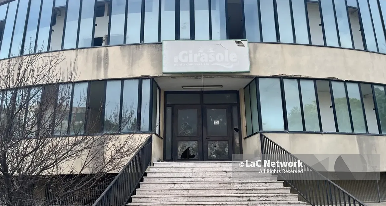Ciò che non genera valore diventa un pericolo, ex mercato Girasole di Reggio di nuovo in fiamme\n