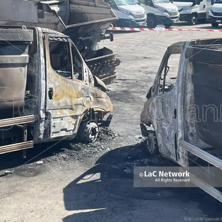 Cosenza, intimidazione ad Ecologia Oggi: un incendio devasta nove compattatori