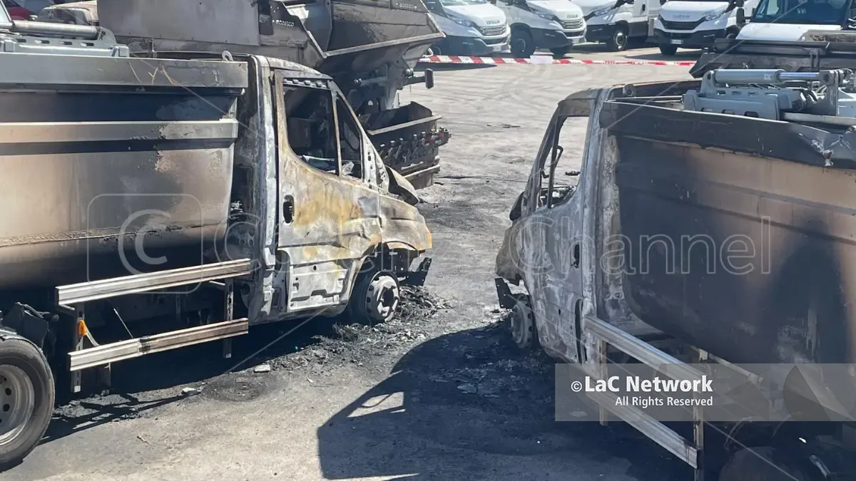 Compattatori di Ecologia Oggi dopo l\\'incendio (foto Emilia Canonaco)