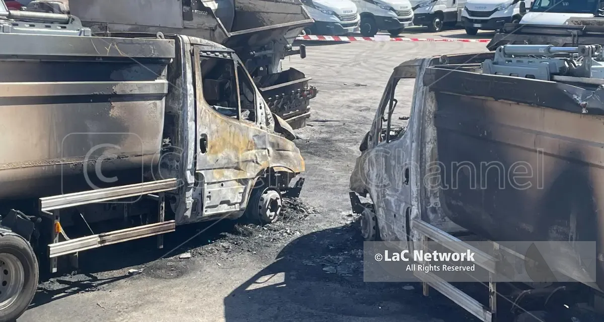 Cosenza, intimidazione ad Ecologia Oggi: un incendio devasta nove compattatori