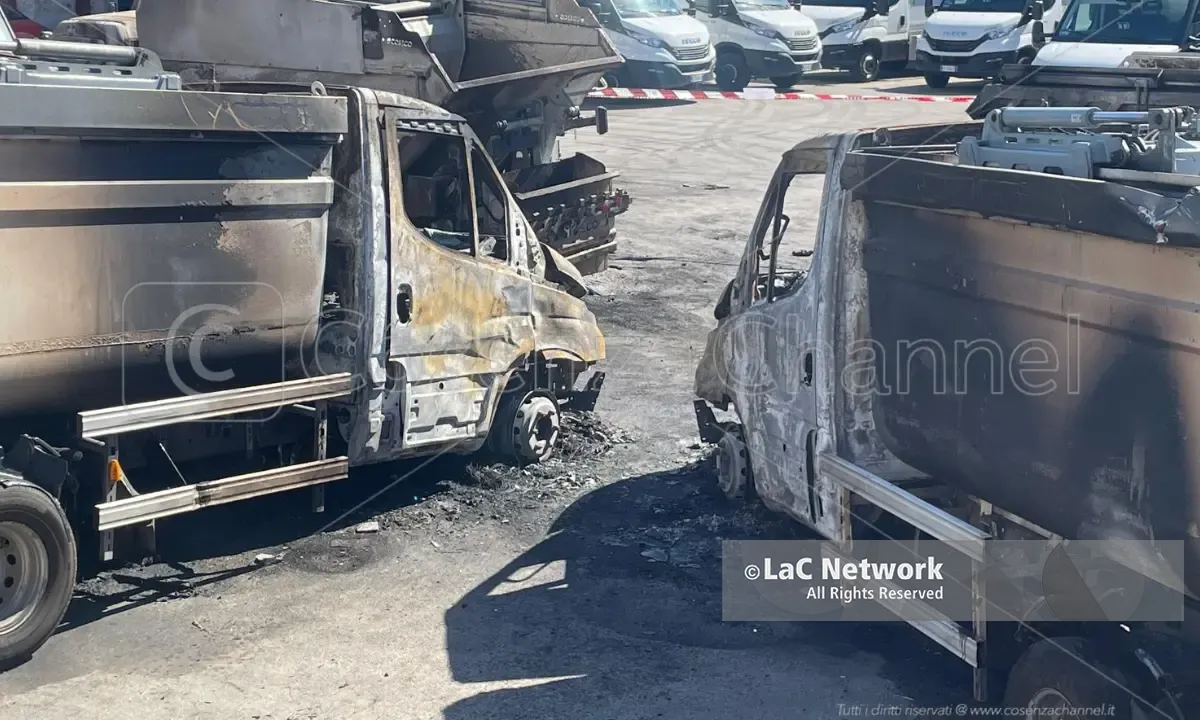 Cosenza, mezzi in fiamme nel deposito di Ecologia Oggi: ipotesi dolosa, Caruso stigmatizza