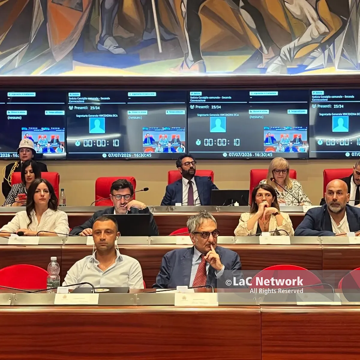 Il Consiglio comunale non si ferma:\u00A0l’assestamento di Bilancio vale la continuità di Catanzaro Servizi.\u00A0Chiesto il rinvio della\u00A0seduta dedicata al nuovo ospedale\n