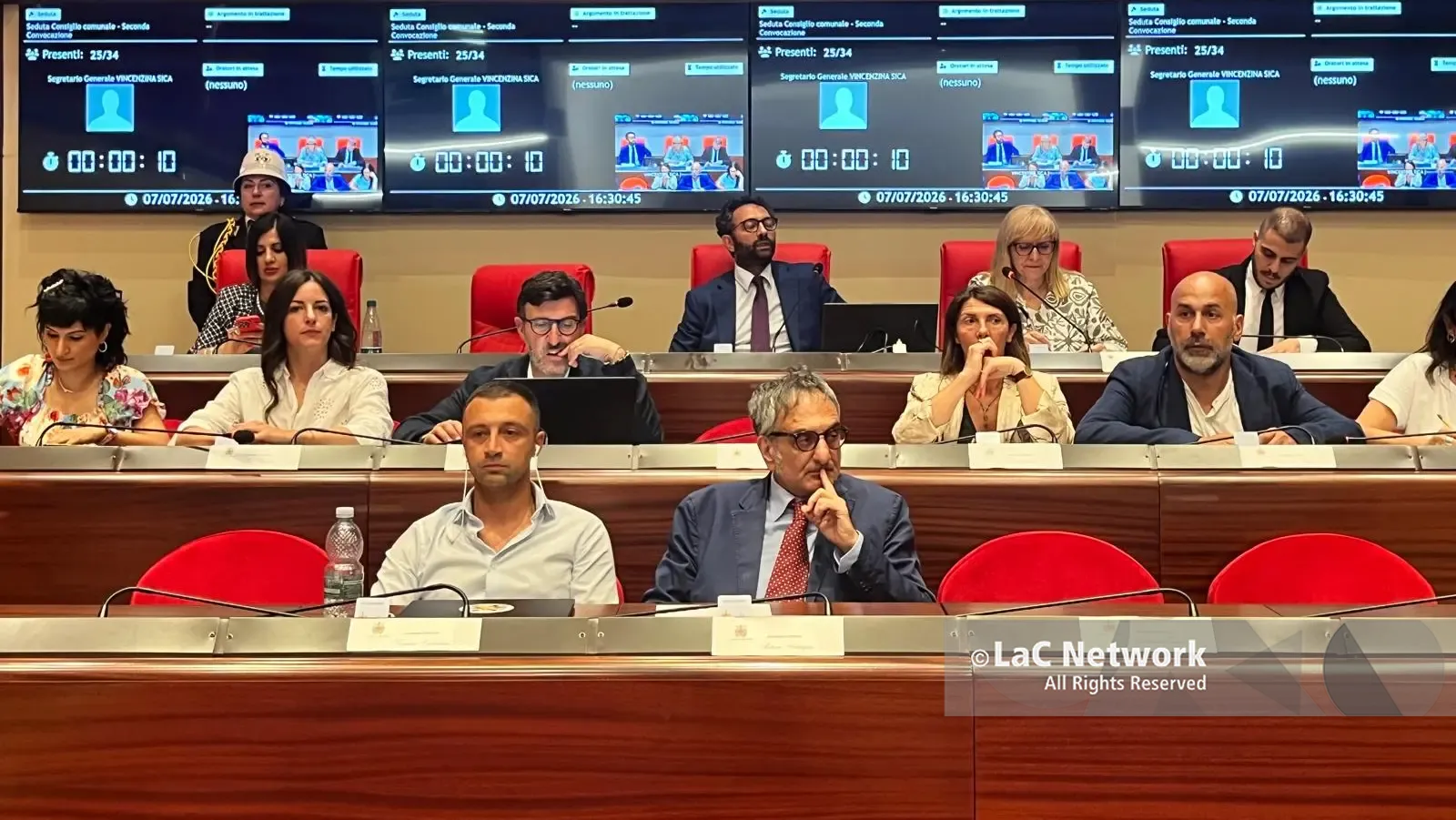 Il Consiglio comunale non si ferma:\u00A0l’assestamento di Bilancio vale la continuità di Catanzaro Servizi.\u00A0Chiesto il rinvio della\u00A0seduta dedicata al nuovo ospedale\n