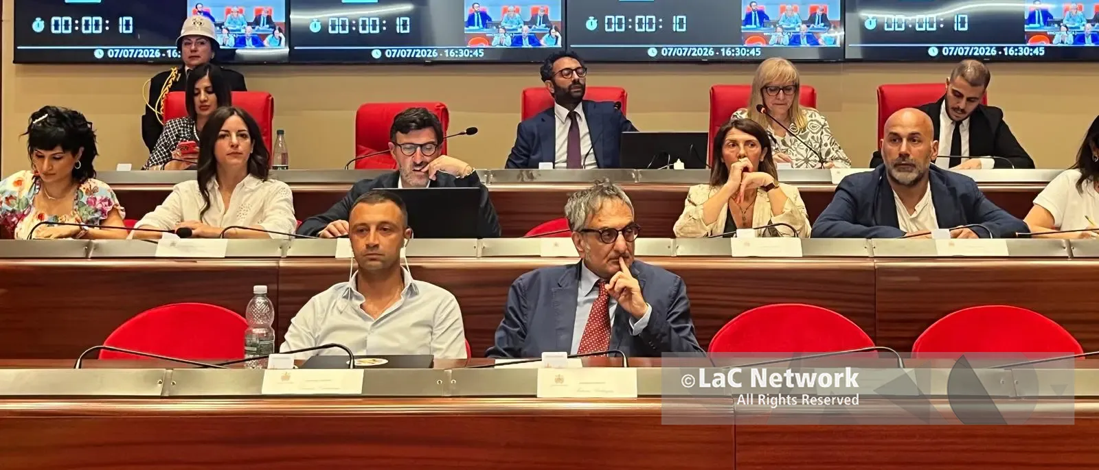 Il Consiglio comunale non si ferma:\u00A0l’assestamento di Bilancio vale la continuità di Catanzaro Servizi.\u00A0Chiesto il rinvio della\u00A0seduta dedicata al nuovo ospedale\n