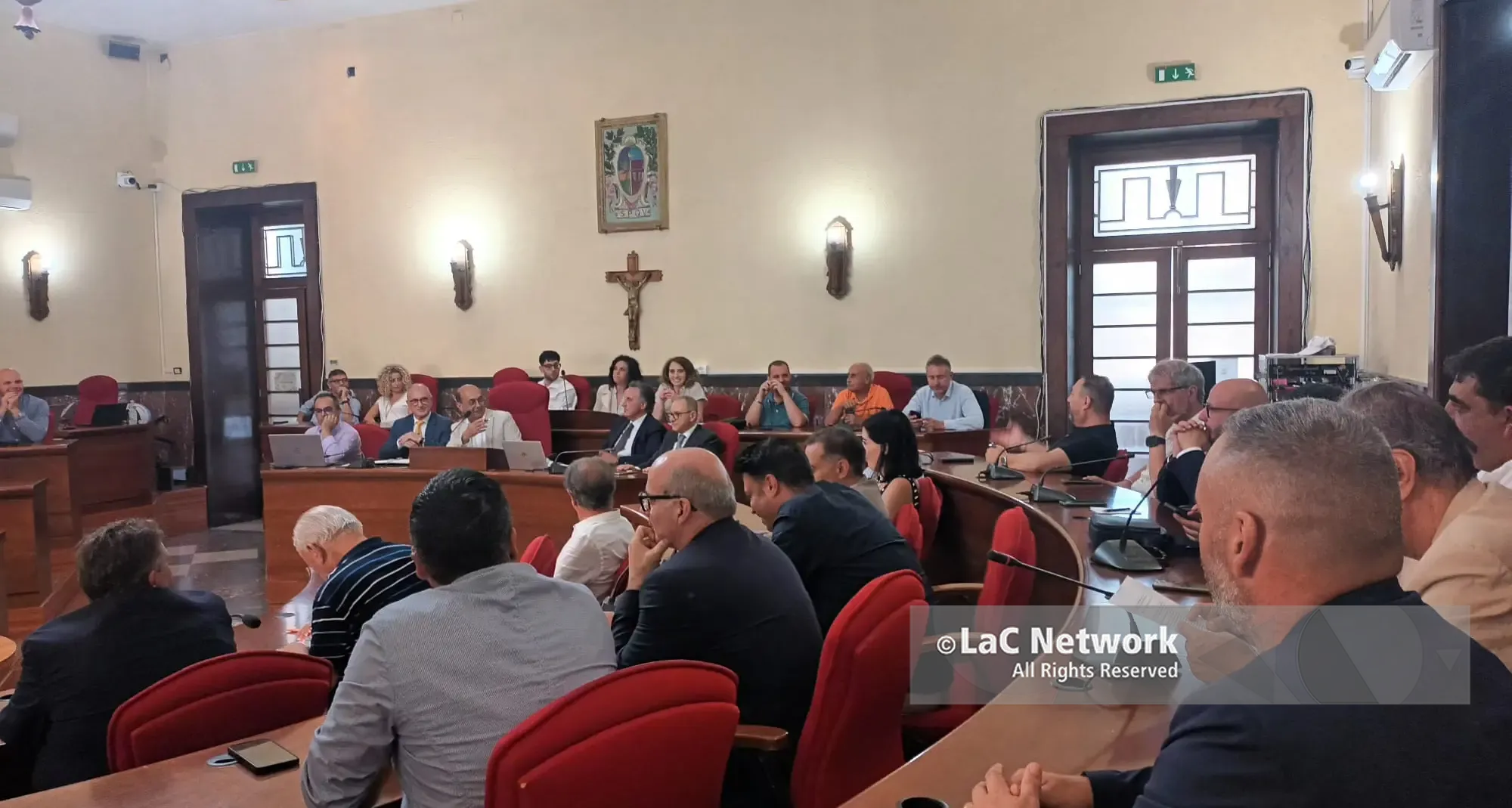 Sanità vibonese, Asp e Azienda zero al tavolo della Conferenza dei sindaci: l’emergenza-urgenza è la priorità\n