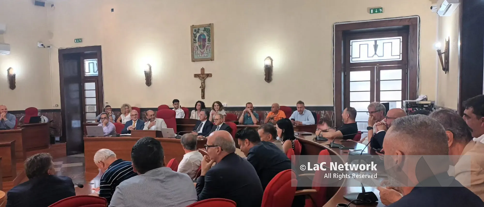 Sanità vibonese, Asp e Azienda zero al tavolo della Conferenza dei sindaci: l’emergenza-urgenza è la priorità\n