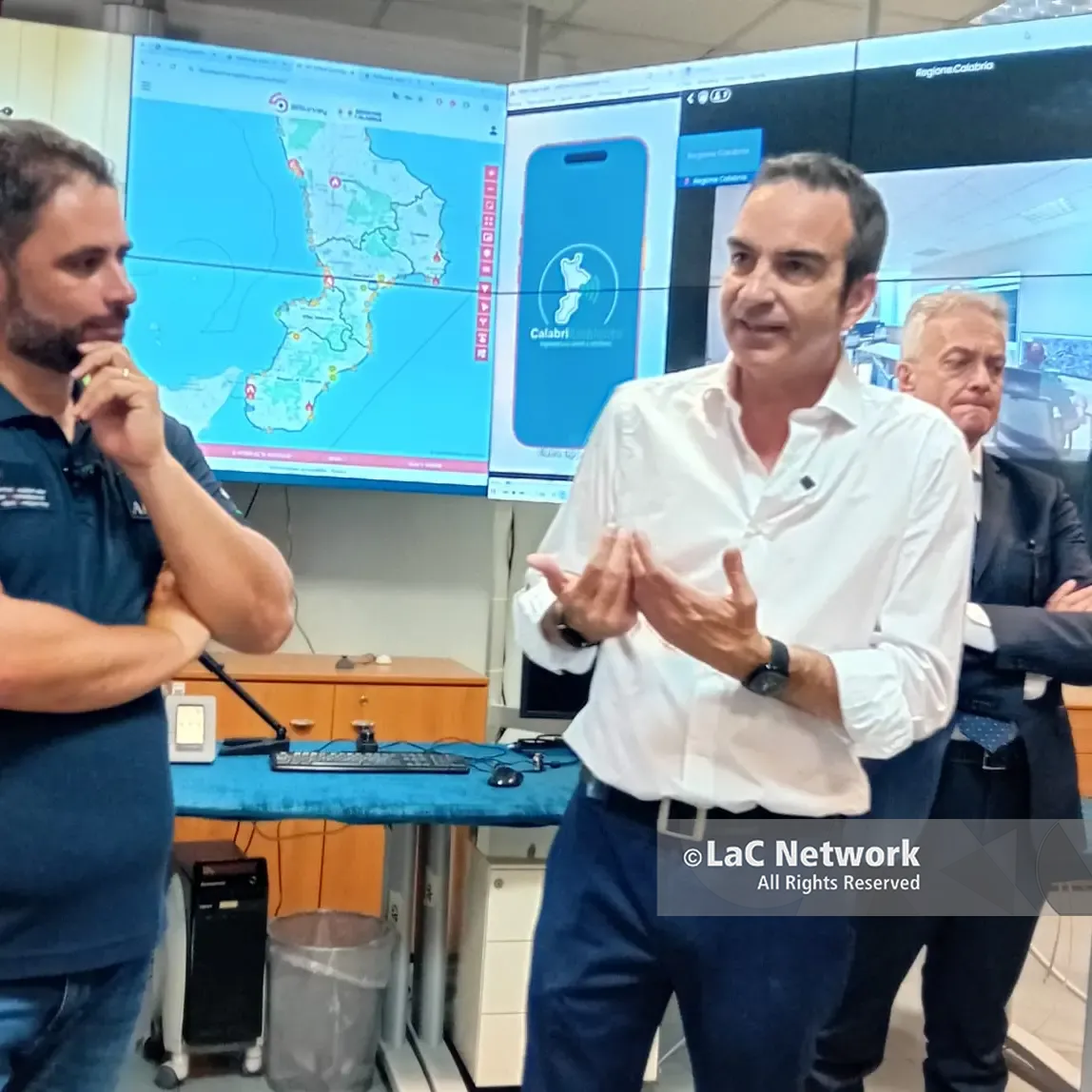 <p>Arriva un’app per segnalare incendi e mare sporco: «Cittadini protagonisti, tutto all’insegna della massima trasparenza»</p>