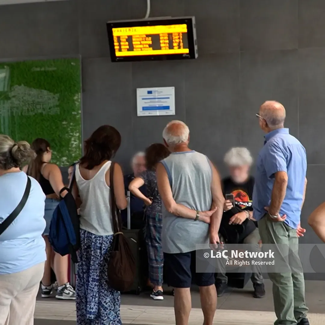 Mattinata di caos nelle stazioni calabresi, la rabbia dei passeggeri: «Qui come pecore e nessuno ci dice nulla»\n