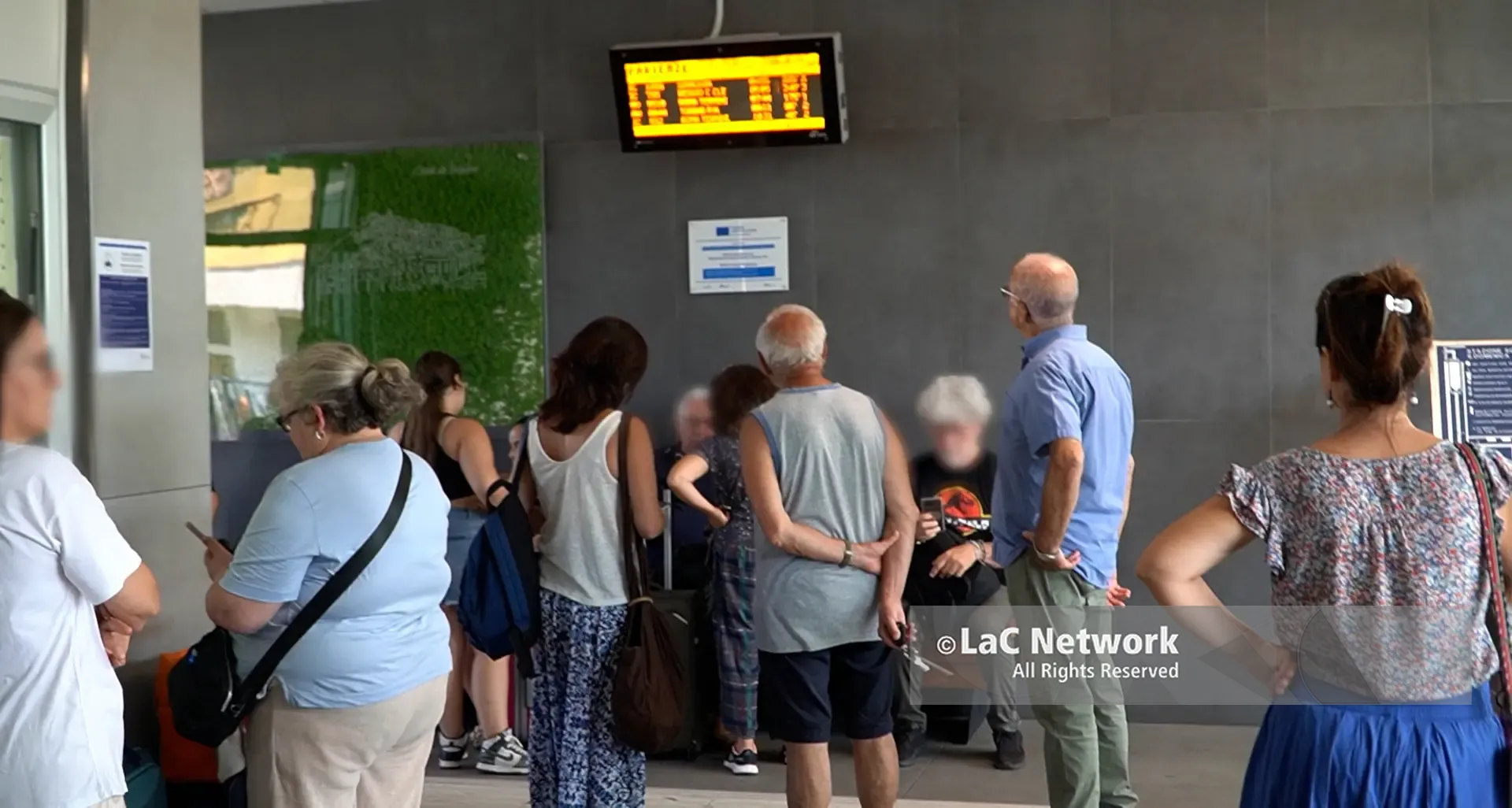 Mattinata di caos nelle stazioni calabresi, la rabbia dei passeggeri: «Qui come pecore e nessuno ci dice nulla»\n