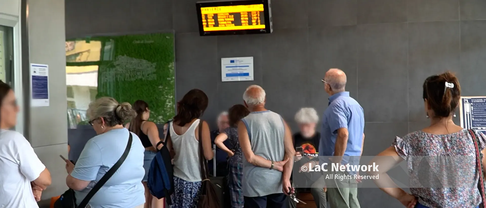 Mattinata di caos nelle stazioni calabresi, la rabbia dei passeggeri: «Qui come pecore e nessuno ci dice nulla»\n