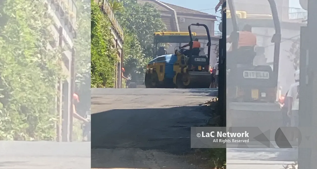 La strada di Cancello Rosso chiusa senza preavviso per stendere l’asfalto,\u00A0residenti arrabbiati: «Siamo prigionieri in casa»\n