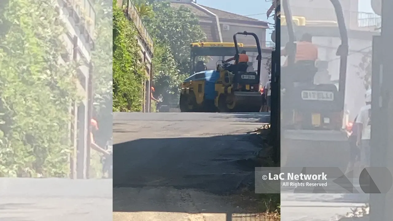 La strada di Cancello Rosso chiusa senza preavviso per stendere l’asfalto,\u00A0residenti arrabbiati: «Siamo prigionieri in casa»\n