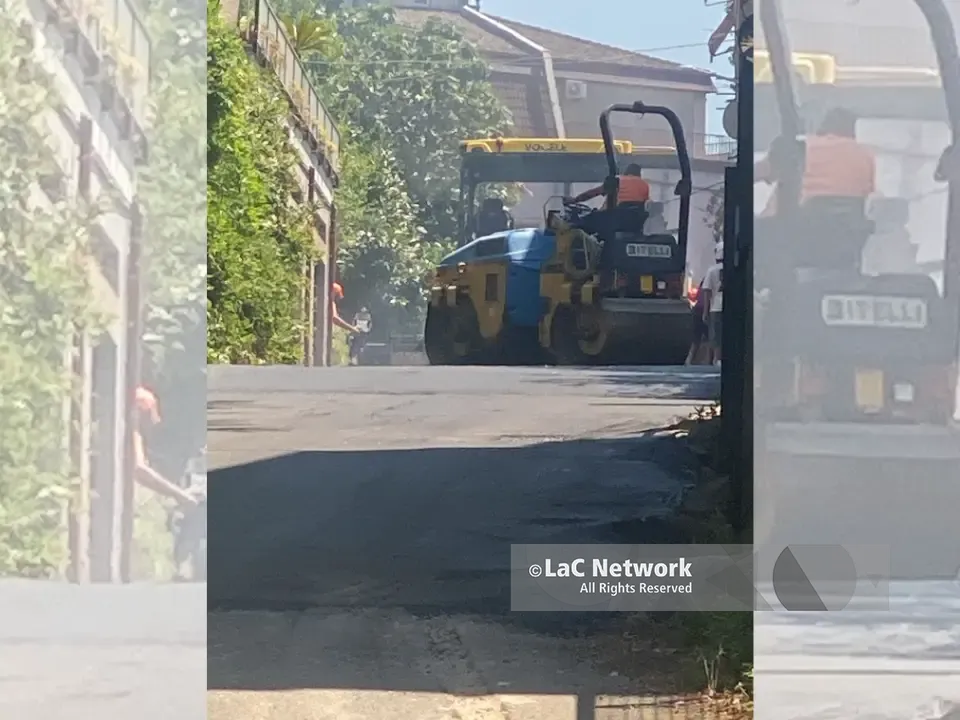 La strada di Cancello Rosso chiusa senza preavviso per stendere l’asfalto, residenti arrabbiati: «Siamo prigionieri in casa»