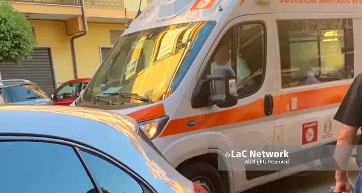 Bimba precipita dal secondo piano a Rossano, paura in viale Luca De Rosis\n