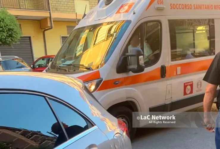 Bimba precipita dal secondo piano a Rossano, paura in viale Luca De Rosis\n