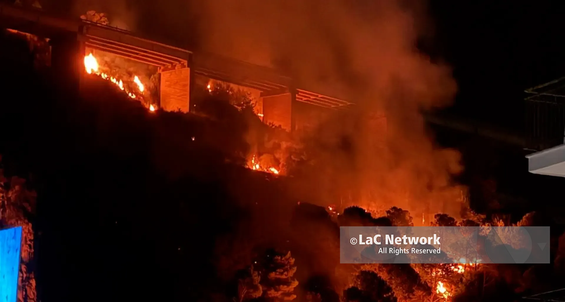 Incendio a Praia a Mare, le fiamme devastano\u00A0il monte Vingiolo e raggiungono\u00A0il Santuario della Madonna della Grotta: salvata la sacra effigie\n