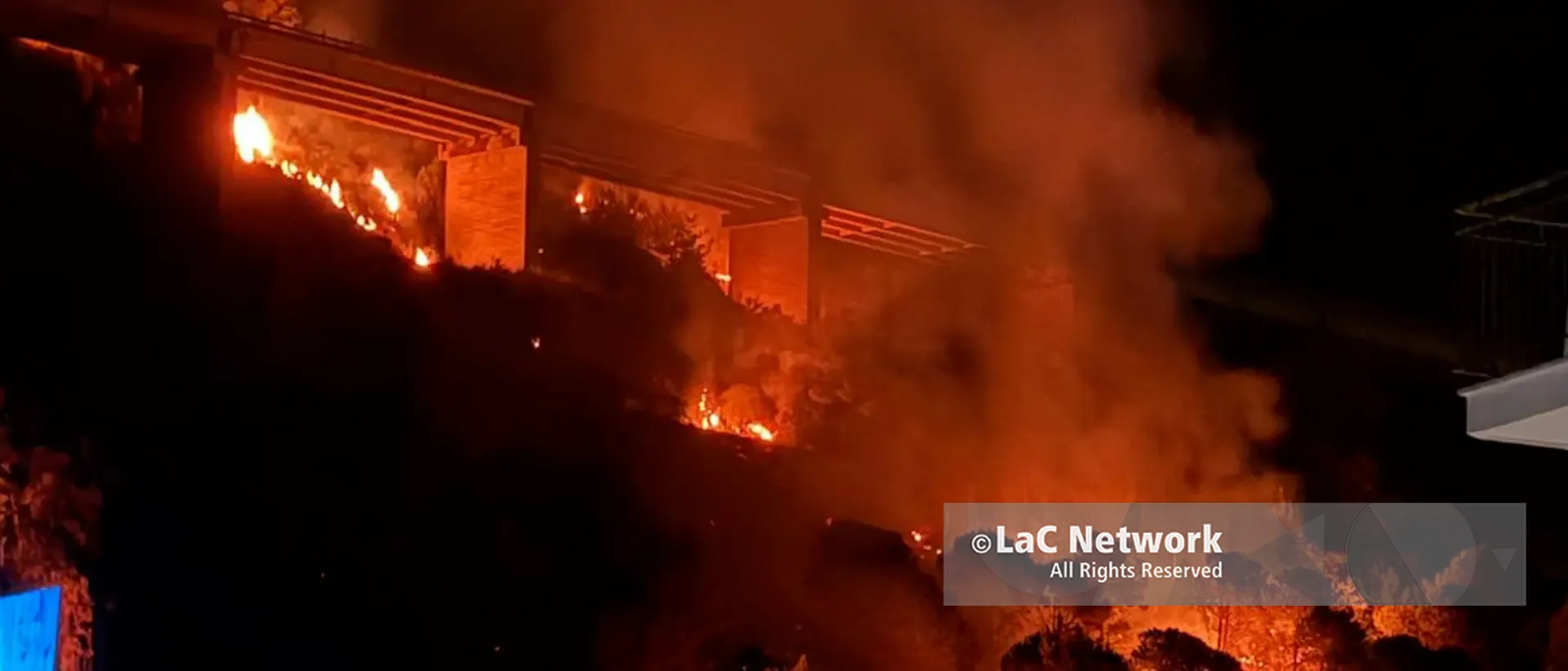 Incendio a Praia a Mare, le fiamme devastano\u00A0il monte Vingiolo e raggiungono\u00A0il Santuario della Madonna della Grotta: salvata la sacra effigie\n